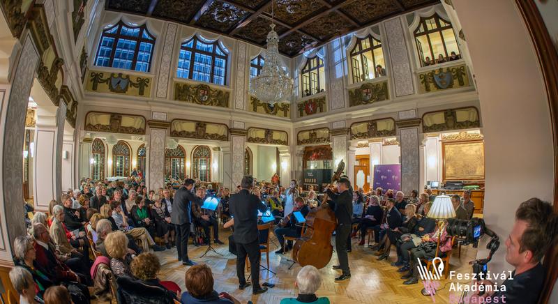 Kamarazene és békebeli szalonhangulat a II. FAB Winterfesten