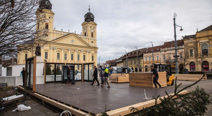 Bontják a faházakat a debreceni főtéren – fotókkal, videóval