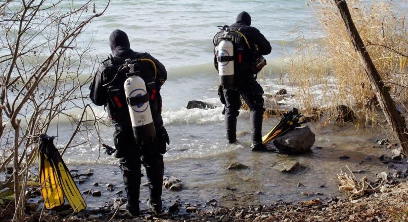 Búvárok merültek a Balatonba a Tihanyi-félsziget nyugati oldalánál