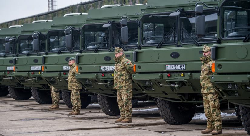 Katonai járművek jelennek meg Budapesten