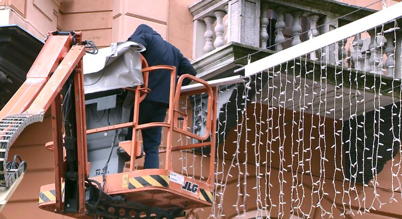 Már csomagolják az égőket, amiktől ragyogott Debrecen belvárosa