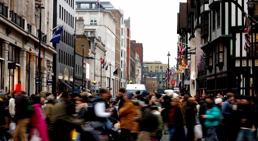 Bombariadó miatt kitört a pánik London bevásárlónegyedében: videón, ahogy fejvesztve menekülnek az emberek