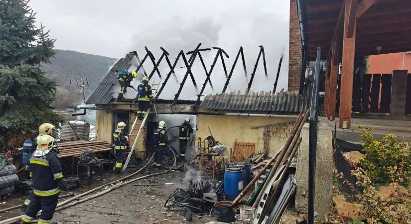 Dühösek a helyiek: katasztrófaturisták bámulták a lángoló pomázi épületet