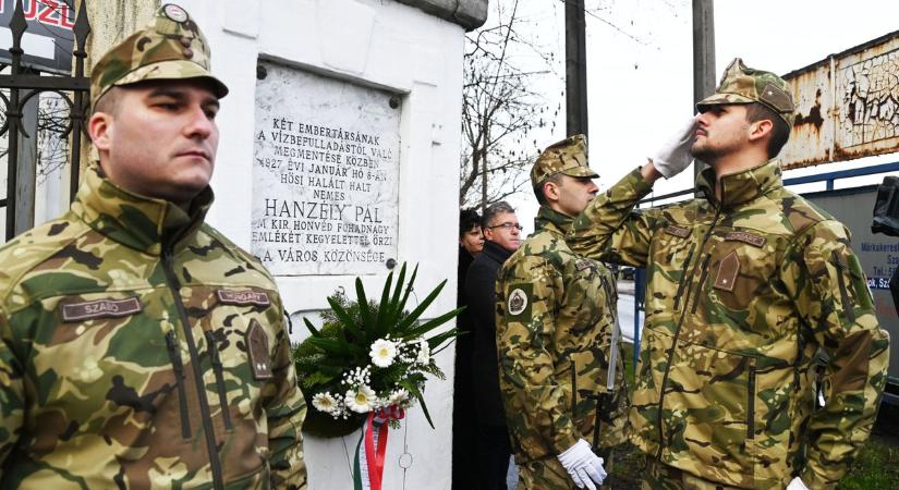 Szolnok hőse előtt tisztelegtek: a jeges vízben lelte halálát a fiatal lány megmentője