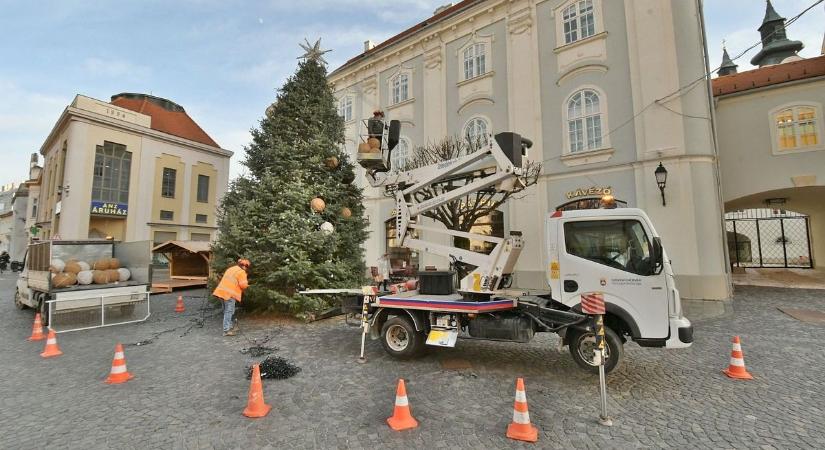 Székesfehérvár: leszedték a díszeket, holnap szállítják el a város karácsonyfáját