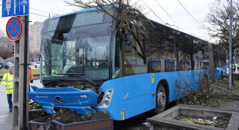 Járdára hajtott egy BKK-busz Kispesten