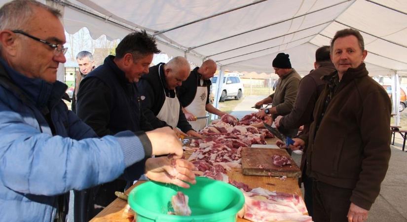 Röff & Fröccs Akasztón – a falusi disznóvágás jótékony célt is szolgál