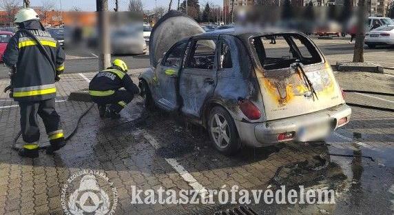 Kigyulladt egy autó a nagykanizsai Tesco-parkolóban