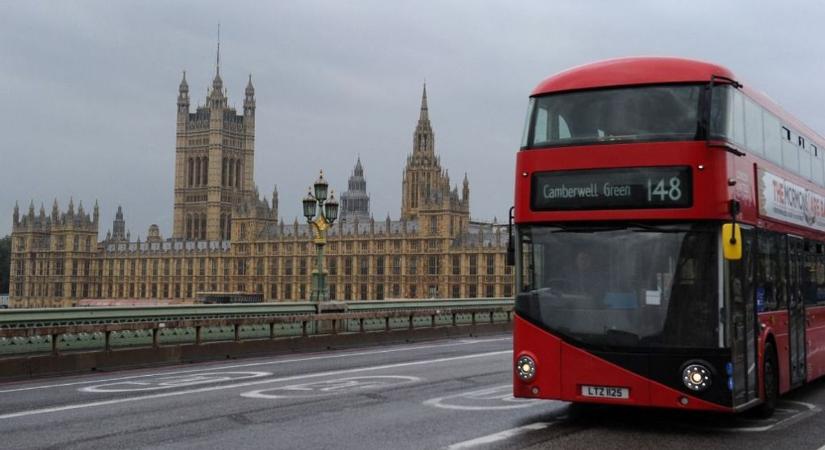 Halálra késeltek egy tinédzsert a távolsági buszon, az utasok szeme láttára