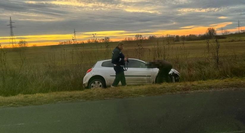 Árokba csapódott egy autó Berettyóújfalunál