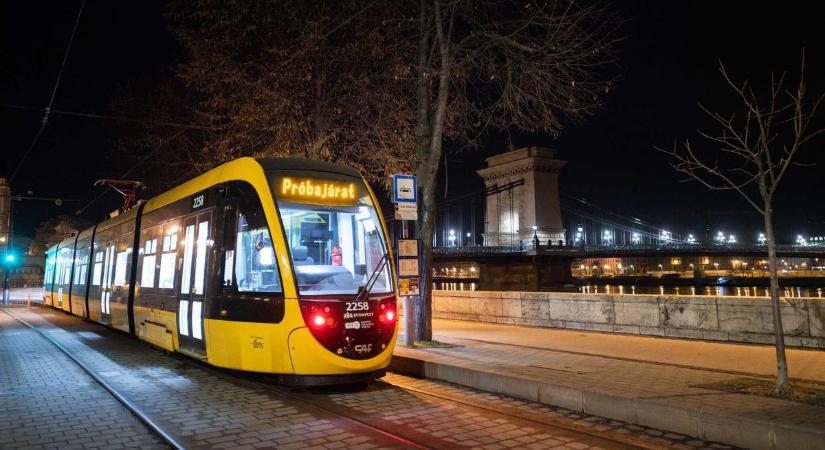 Útnak indult az új CAF-villamos Budapesten