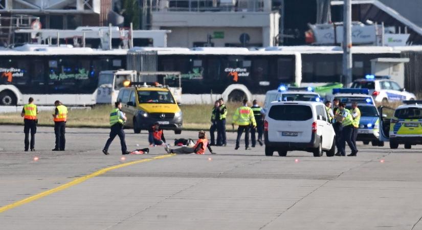 Elképesztő jelenetek: migránsok ugráltak ki egy repülőből