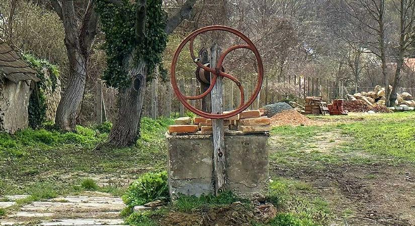 20 méter mély kútba esett és meghalt egy idős férfi a csepeli háza kertjében