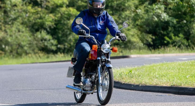 Bukósisak, jogosítvány, és biztosítás nélkül ültek ketten egy segédmotoron