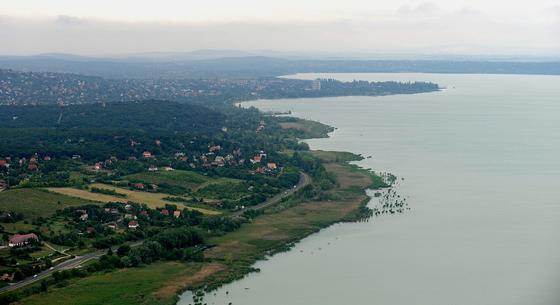 Változtatási tilalmat rendeltek el Balatonalmádiban, egy ablakot sem lehet kicserélni