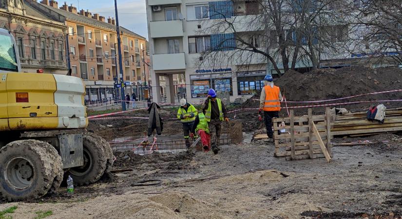 Folytatódik a Kossuth téri látványszökőkút építése