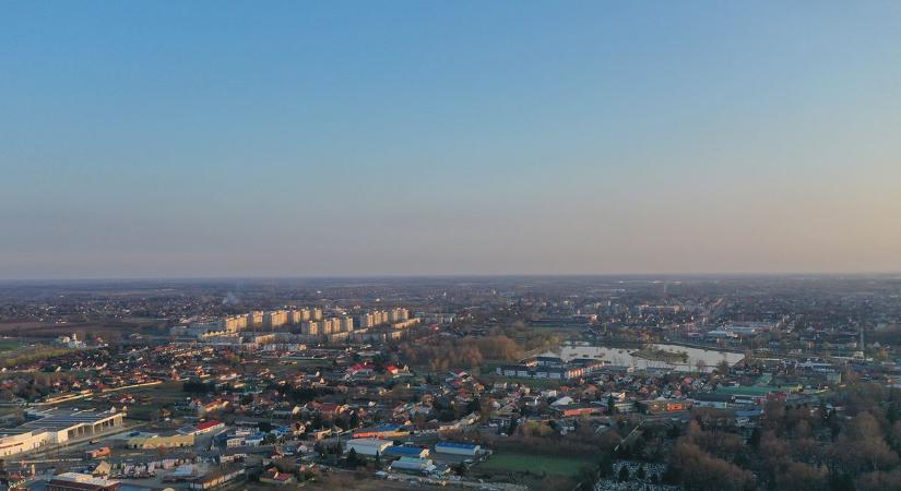 Eltűnt a fa a nyíregyházi térről (fotók)