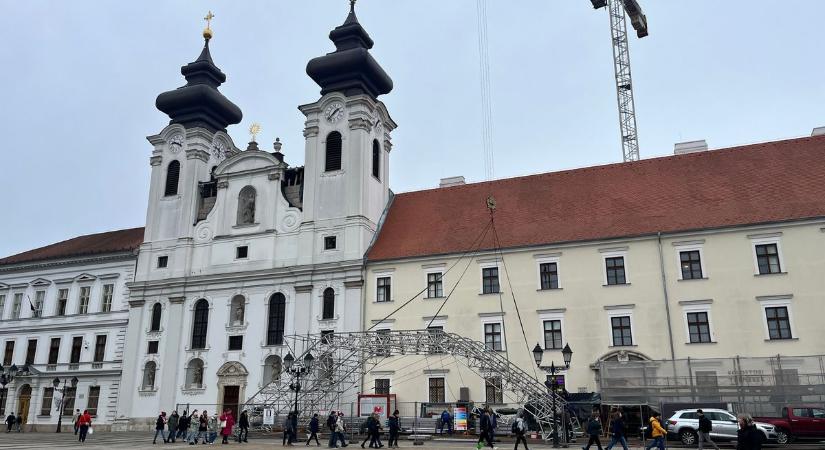 Elkezdték a védőtető bontását - Videón és képeken mutatjuk a győri bencés épületegyüttes munkálatait