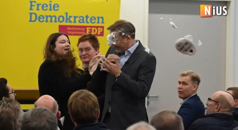 Egy nő tortaszerű tárgyat dobott Lindner volt német pénzügyminiszter arcába - videó