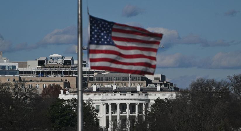 Trump beiktatása félárbócra eresztett zászlókkal fog zajlani