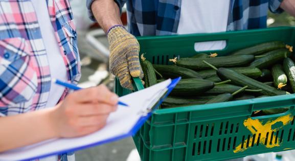 Szívhatják a fogukat a munkáltatók: megemelt egy adót a kormány