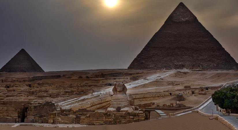 Angyali jelenés történt az egyiptomi piramisoknál - Fényárban úszott a sivatag