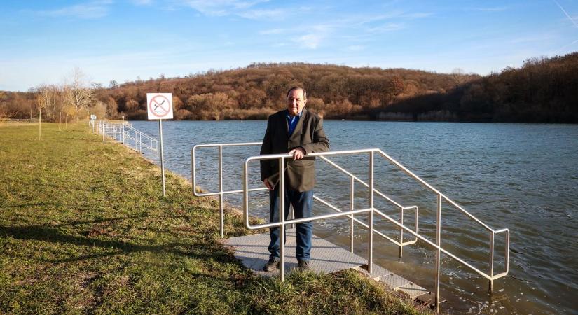 A tiszta vizű tó jelenti az erdők ölelésében megbúvó kis falu vonzerejét