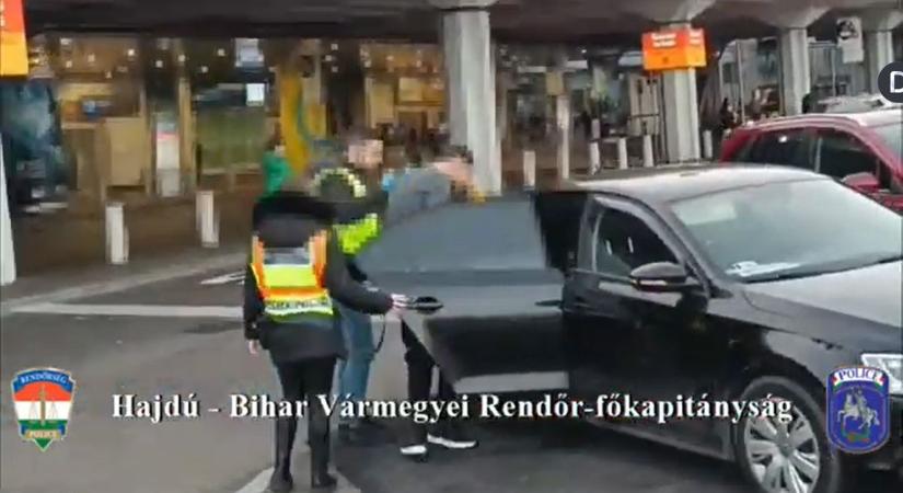 Bilincsbe verve érkezett vissza a nemzetközi bűnbanda vezetője Debrecenbe – videóval