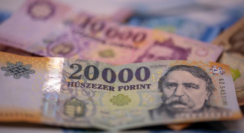 Újabb lejtmenetben a forint: ennyit romlott a magyar fizetőeszköz péntek reggelre