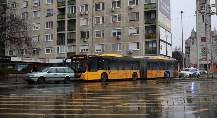 Buszbaleset nehezíti a közlekedést Debrecenben – fotókkal