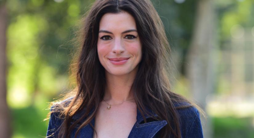 Anne Hathaway arany estélyi ruhája mindent vitt luxusmegnyitón, nem volt nála szebb