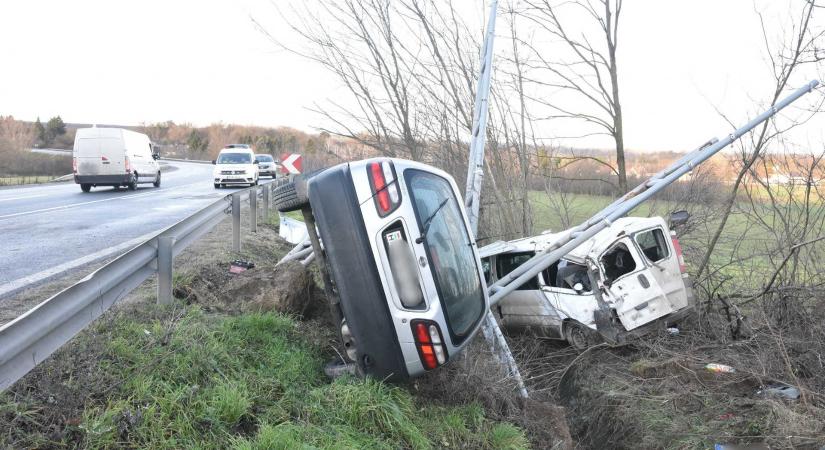 Totálkárosra tört Renault kisbusz mellé csapódott Nissan – súlyos baleset a 8-s főúton