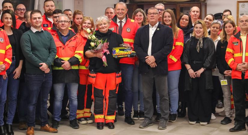 Meglepetésbuli a győri mentőállomáson - Bajtársai búcsúztatták az első női mentőtisztet - fotók, videó