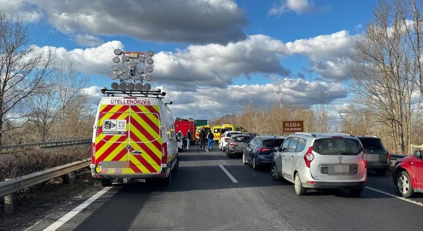 Súlyos baleset: mentőhelikopter szállt le az M1-es autópályán, 8 kilométeres a torlódás - fotó