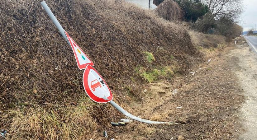 Helyszíni fotók: még reggel is látni lehetett a tragikus baleset nyomait az 1-es főúton