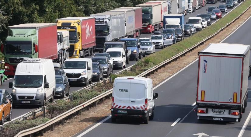 Útzár és torlódás az M1-esen - egy mentőhelikopter is leszállt