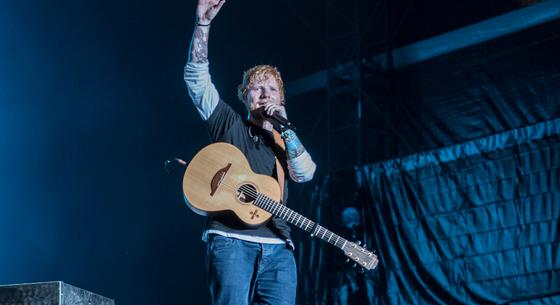 Nagyot néztek a diákok, amikor Ed Sheeran jelent meg egy suli színpadán