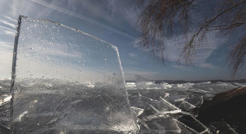 Lélegzetelállító videón, ahogy a befagyott Balatonon törnek utat a hajók!