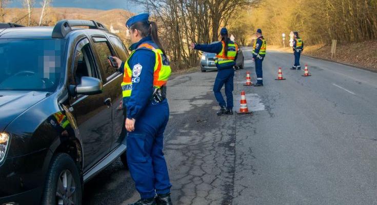 El akart menekülni a rendőrök elől Mezőkövesden