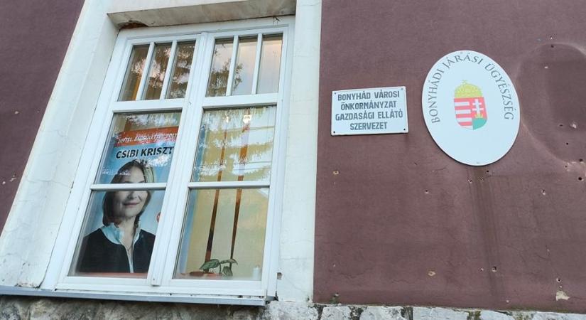 A fideszes képviselőjelölt plakátja néz ki a bonyhádi ügyészség ablakából