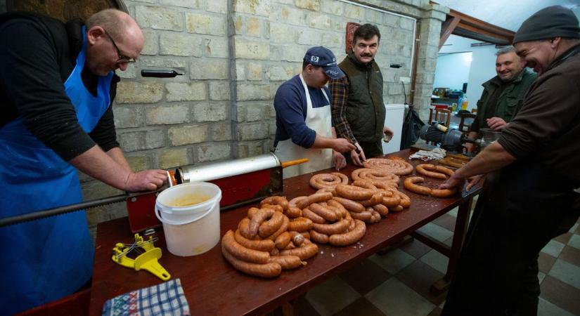 Igazi csapatmunkával kerültek a finom disznóságok az akasztóiak asztalára – galériával, videóval