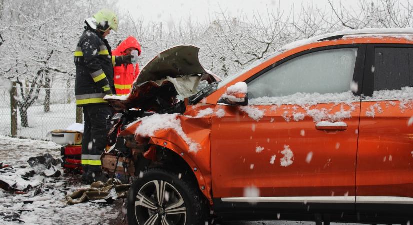 Ketten haltak meg a ma délutáni horrorbalesetben – megrázó videó és fotók a helyszínről