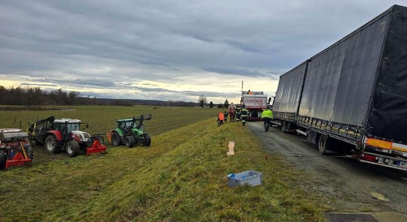 Elnavigálta a GPS - Töltésen akadt fenn egy kamion Burgenlandban - fotók