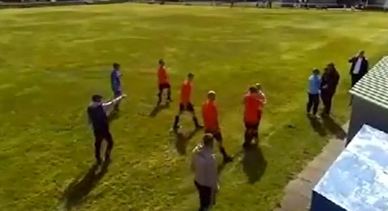 Videó: aljas, gyáva módon leüti a partjelzőt a futballedző, de megússza felfüggesztettel