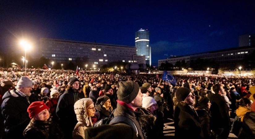 „Orbán érdekei mentén egy nem szuverén, felvidéki provinciává tesz minket” – Robert Fico ellen tüntettek több szlovákiai városban