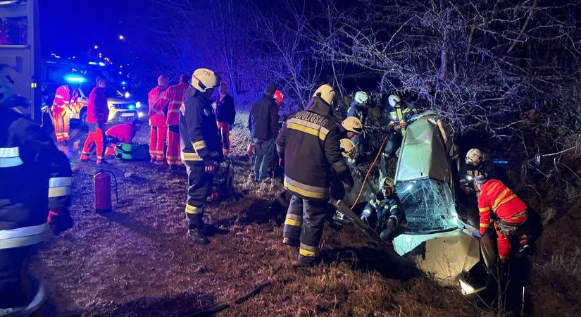 Megrázó fotók a roncsokról: drogos sofőr okozhatta három ember halálát az 1-es úton