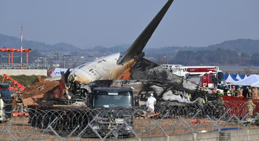 Szöüli minisztérium: Négy perccel a baleset előtt leálltak a Jeju Air adatrögzítői