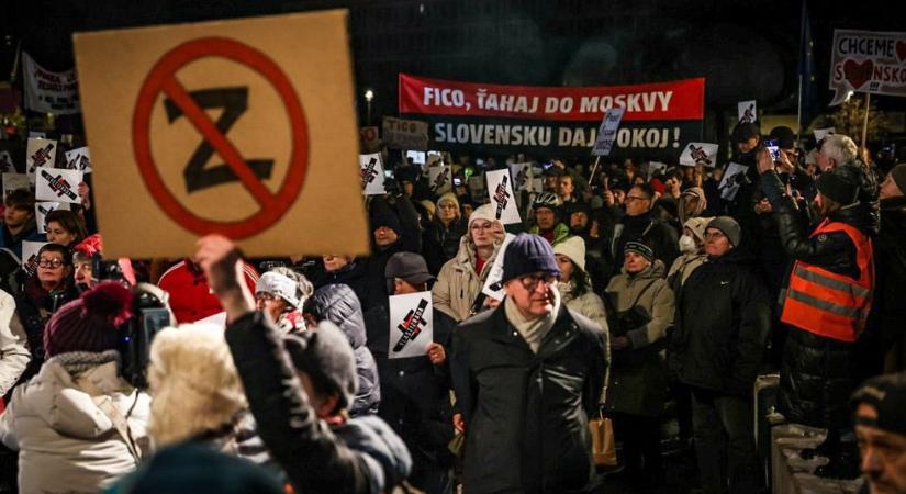 Több szlovák városban tüntettek a Robert Fico oroszbarát politikája ellen