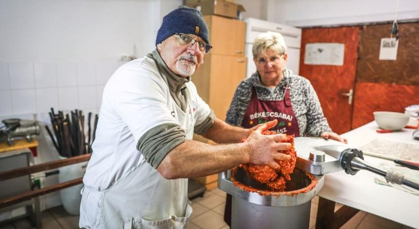 Mi az ízes csabai kolbász fűszerezésének titka? A csabai kolbászkirály elárulta (videó)