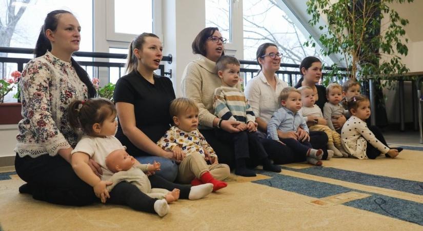 Meglestük, hogyan készülnek a magyar kultúra napjára Gönyűn – Ugye, te is tudod a Himnusz mind a 8 versszakát? - videó